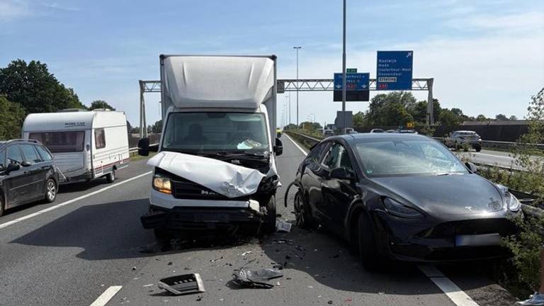 Het verkeer kon langs de gestrande auto's worden geleid (foto: Rijkswaterstaat).