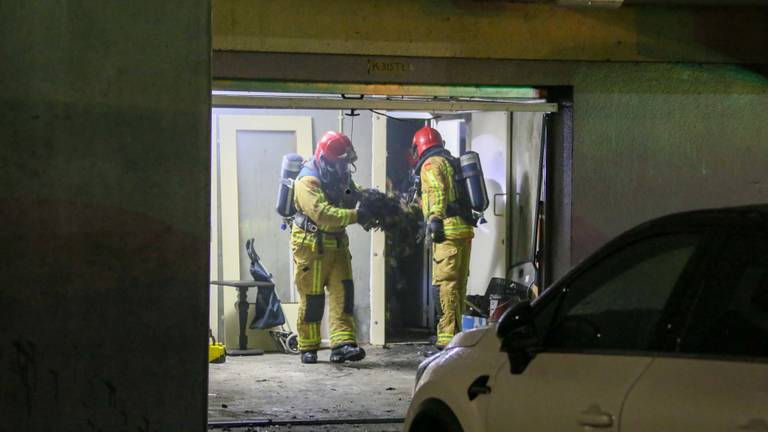 Brandweerlieden in de weer in de garagebox (foto: Harrie Grijseels/SQ Vision Mediaprodukties).