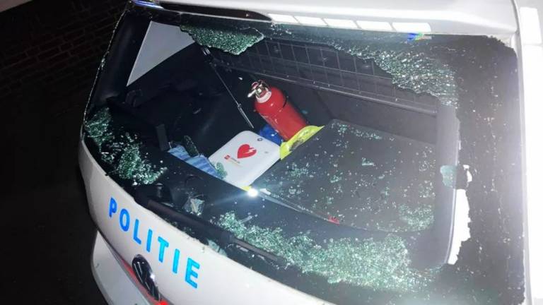 Ruit van politieauto vernield (foto: wijkagent Maarten Stet/Instagram)