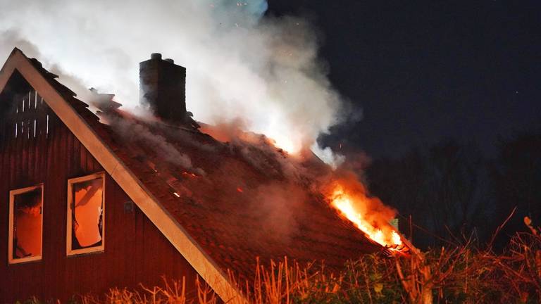 Houten huis verwoest door grote brand, vermiste dieren terecht