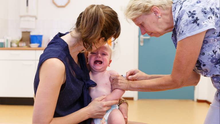 Een kind krijgt een vaccinatie bij het consultatiebureau (foto: ANP).