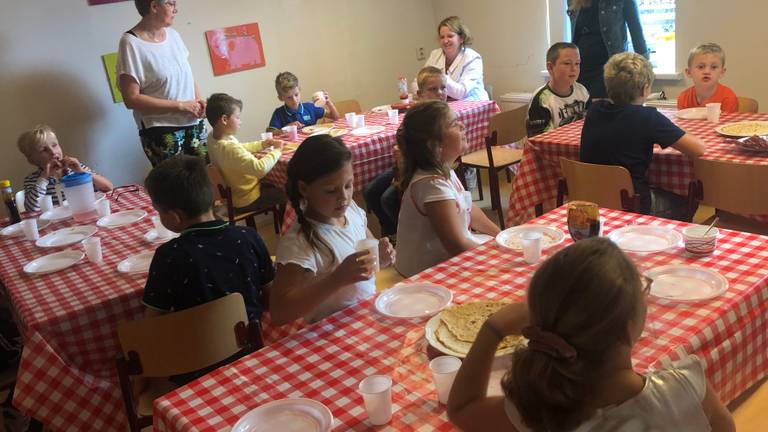 Spelletjes en pannenkoeken op de laatste schooldag (foto: Tonnie Vossen)