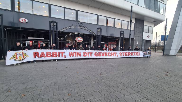 Het spandoek bij het Philips Stadion (foto: Noël van Hooft).