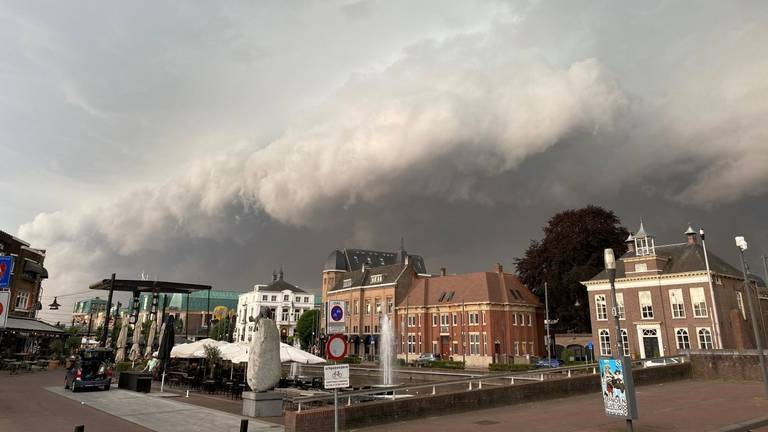 Onheilspellende lucht in Helmond (foto: Marcel van Bussel)