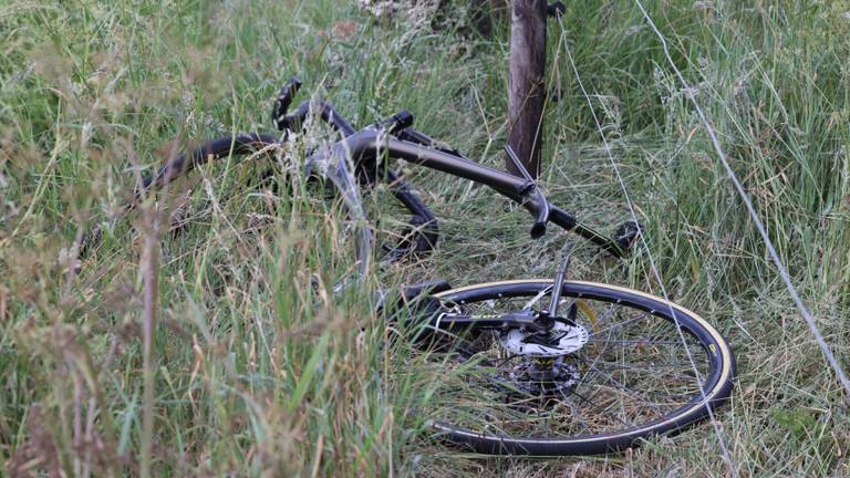 De fiets brak doormidden na de botsing (foto: Sander van Gils/SQ Vision).