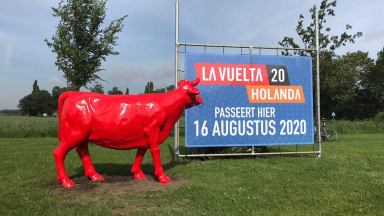 De ludieke Spaanse stier en het bord. (foto: Floyd Aanen) 