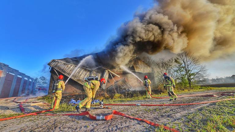 Uitslaande brand bij aardappelenloods in Weebosch