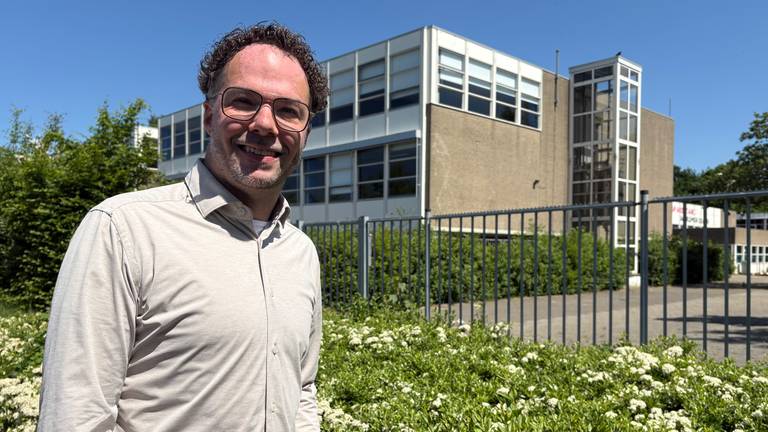 Sander van Peer voor het oude gebouw van het Gertrudis College (foto: Erik Peeters)