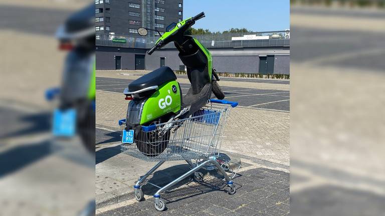 Een deelscooter in Eindhoven (Foto: Twitter /kimskinskipster).