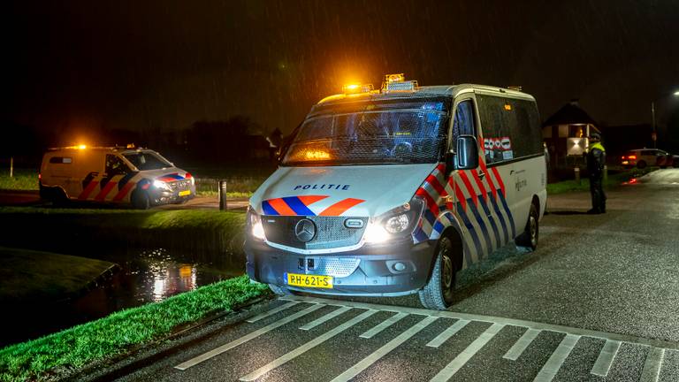 De politie is massaal aanwezig in het dorp. Foto: Marcel van Dorst/SQ Vision.