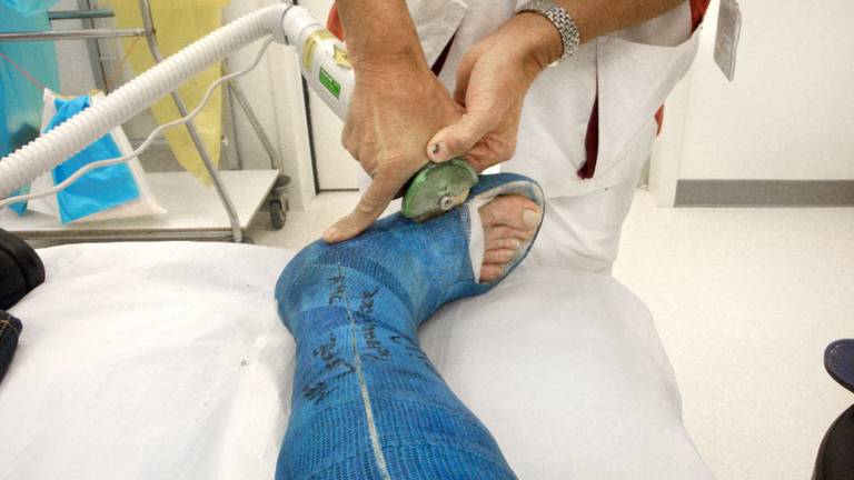 Gips wordt verwijderd (foto: ANP).