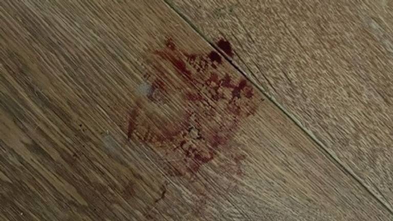 Op de vloer ligt nog bloed van één van de bewoners (foto: Stan Hamacher).