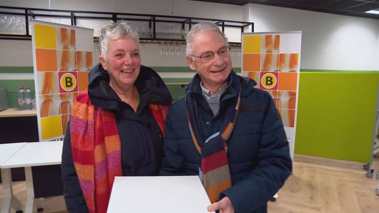 Vol trots levert Huub Kloks zijn worstenbroodjes in.