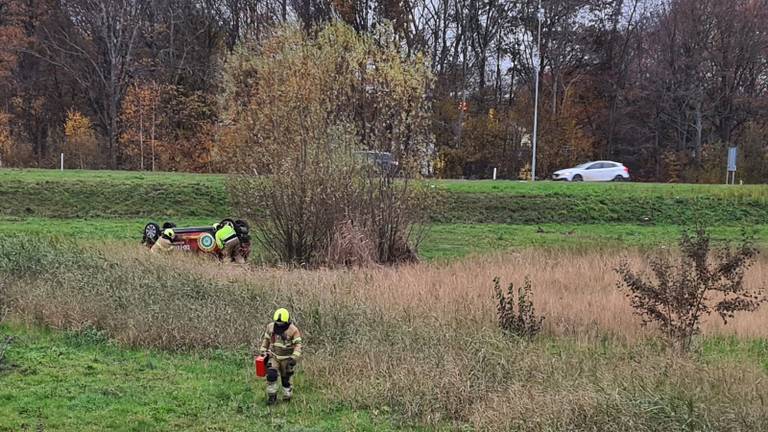 Auto 8 keer over de kop geslagen op A2. (foto: Politie Den Bosch).