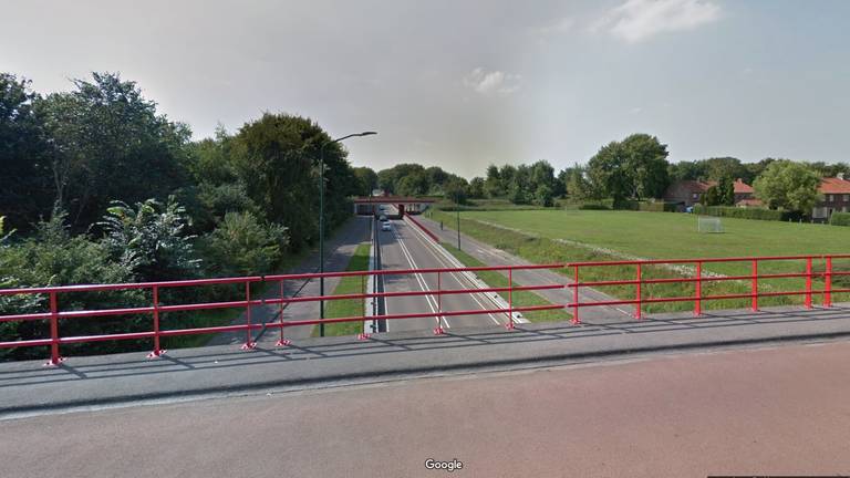 Vanaf dit viaduct werd iets omlaag gegooid (foto: Google Streetview). 