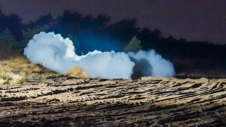 EOD-specialisten hebben de stof aan de Geuzendijk in Budel tot ontploffing gebracht.  (foto: Dave Hendriks/SQ Vision).