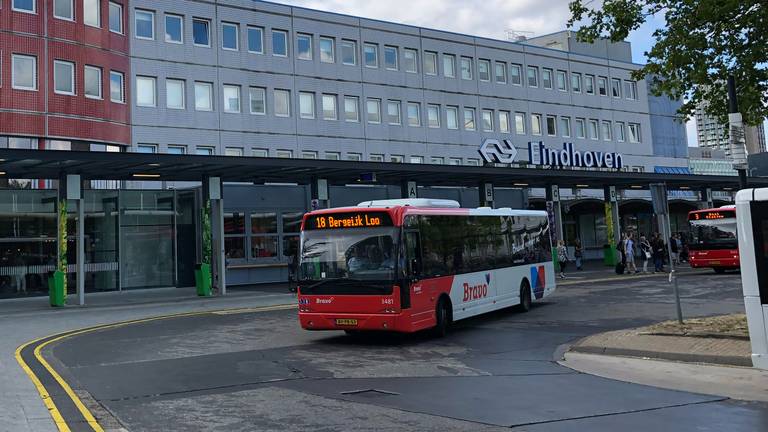 Busstation Neckerspoel in Eindhoven (foto: Hans Janssen).