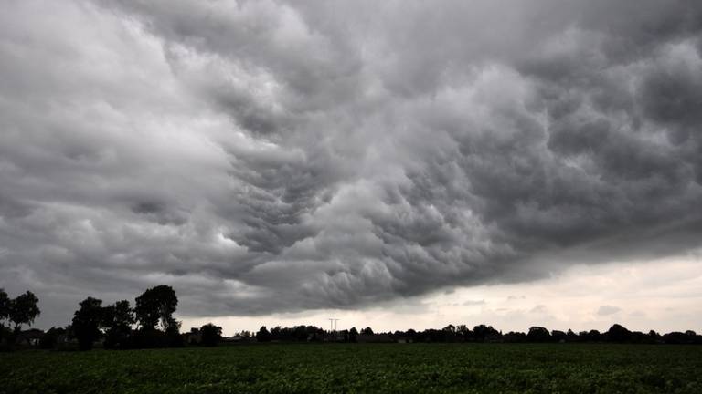 dreigende onweerslucht foto Ben Saanen