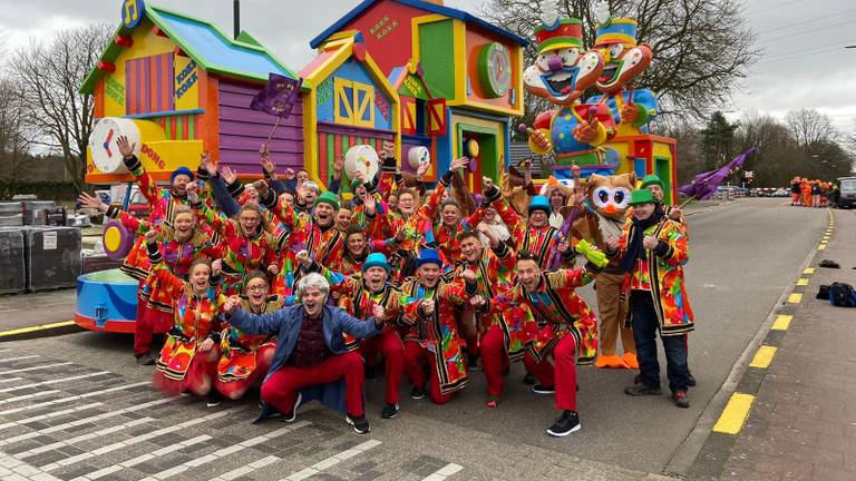 Een jubileum met een reusachtige carnavalswagen van bijna 45 meter