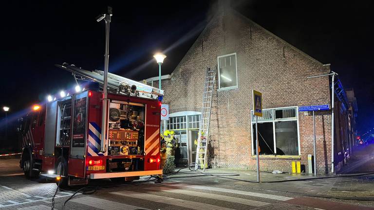 De brandweer bij het huis in Dongen (foto: Jeroen Stuve/SQ Vision).