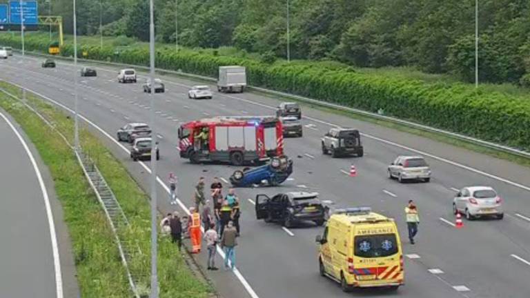 Auto slaat over de kop bij ongeluk op A2, flinke file richting Den Bosch