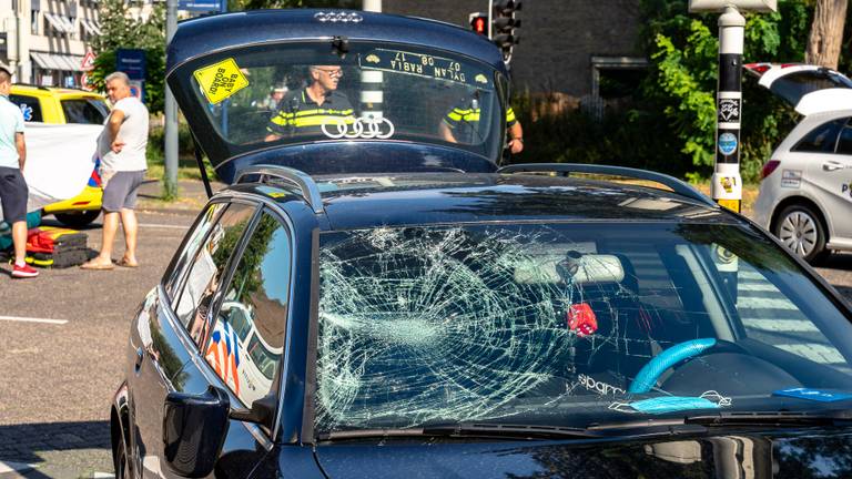 De voorruit van de auto is zwaar beschadigd (foto: Marcel van Dorst/SQ Vision).