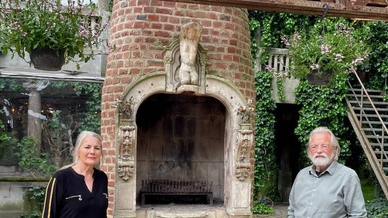 Angèle en Marcel van Riel voor de schoorsteen (foto: Agnes van der Straaten).