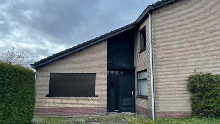 Dit huis in de Molenstraat in Ulvenhout staat volgens meerdere meldingen al meer dan tien jaar leeg (foto: Tom van den Oetelaar).