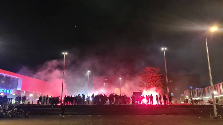 Feestende fans in Tilburg.