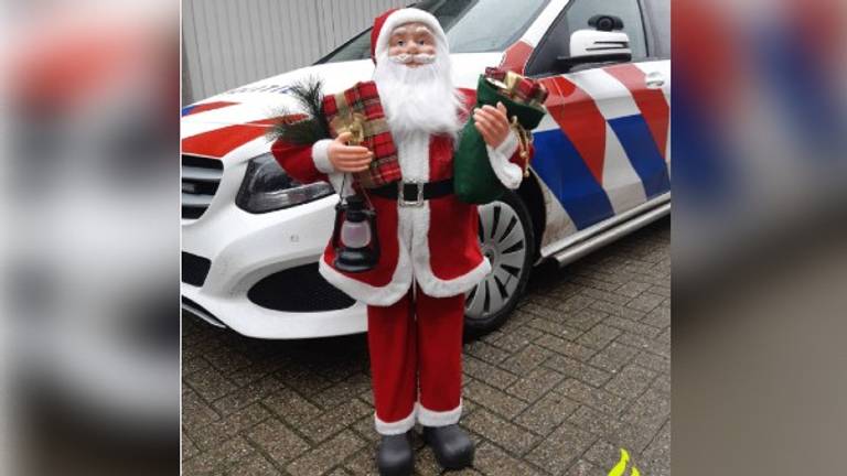 De kerstman is weer terug bij de eigenaar (foto: politie Cranendonck, Heeze-Leende / Instagram).