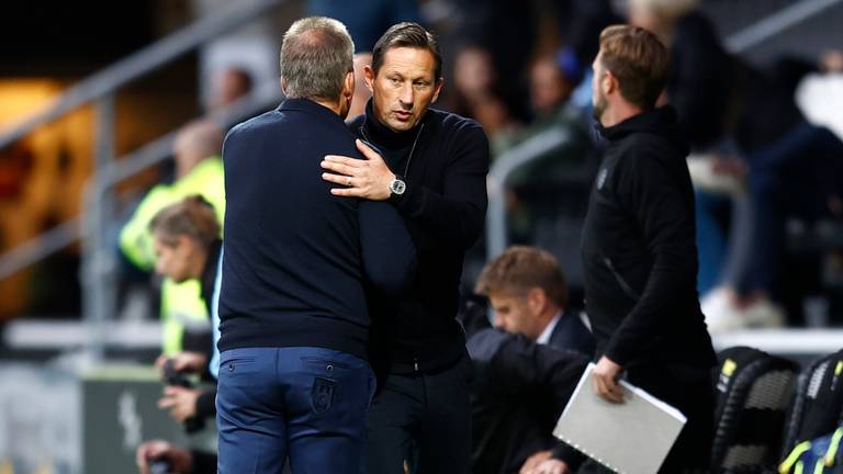 Roger Schmidt met Heracles-collega Frank Wormuth (foto: ANP 2020/Vincent Jannink). 