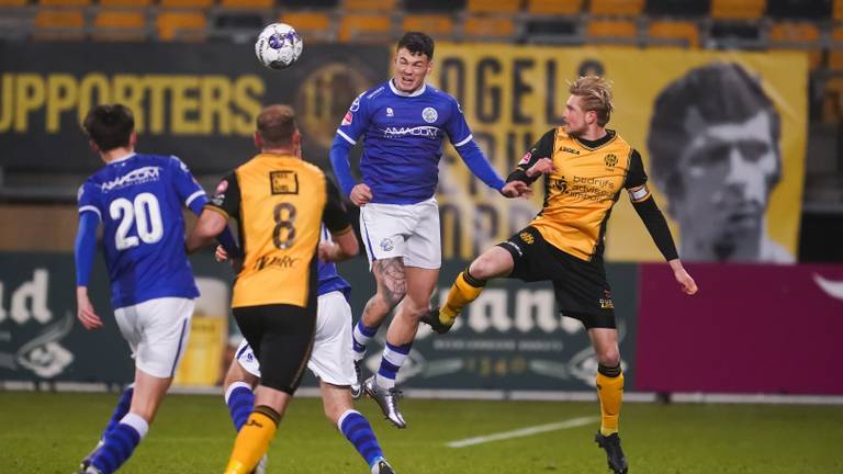 Jizz Hornkamp (FC Den Bosch) in duel met Richard Jensen van Roda JC. (Foto: Orange Pictures)