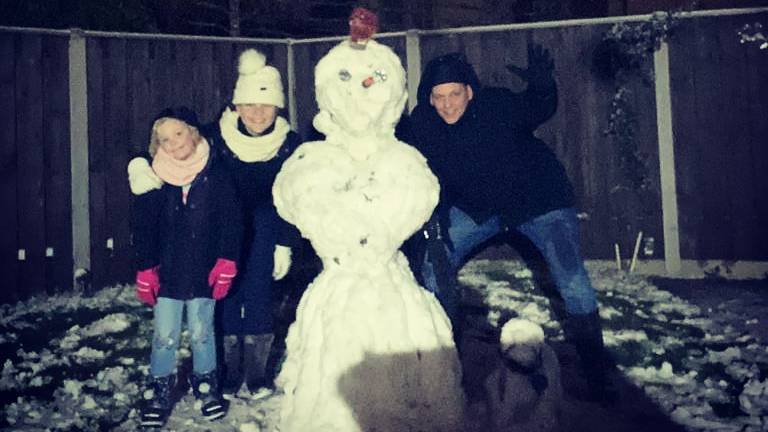 Om elf uur 's avonds stond deze sneeuwpop al in de tuin van Kim Jaspers (foto: Kim Jaspers). 