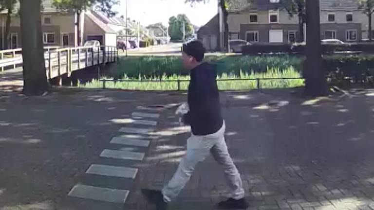 De verdachte op bewakingsbeelden (Bron: Bureau Brabant).