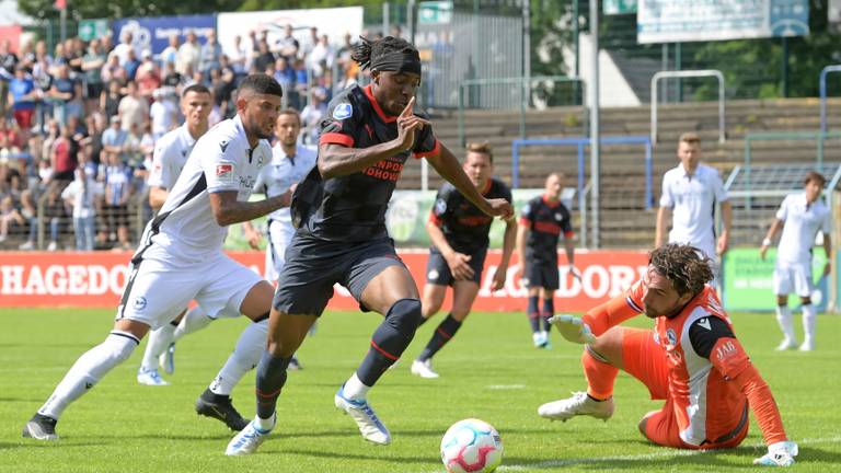 Noni Madueke probeert de keeper te omspelen (Foto: ANP)