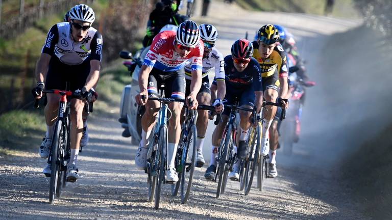 Van der Poel voert de kopgroep aan. (Foto: ANP)