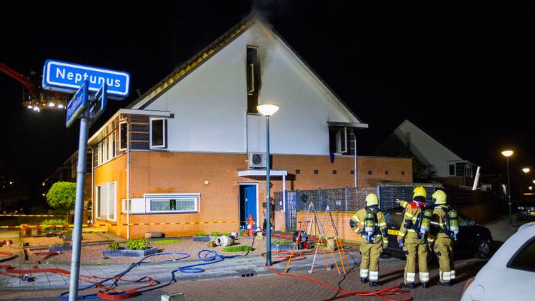 De brand woedde op de bovenverdieping van het huis (foto: Sander van Gils/SQ Vision)