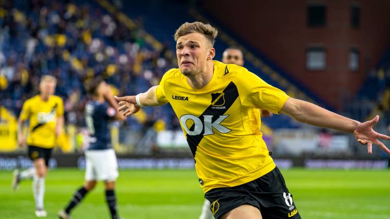 Sydney van Hooijdonk juicht in het shirt van NAC Breda (foto: Maric Media).