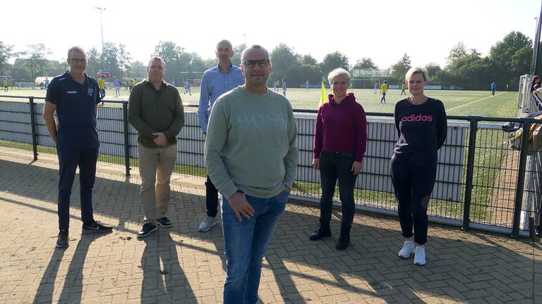 Edwin (midden) leeft nog dankzij het snelle handelen van zijn clubgenoten.