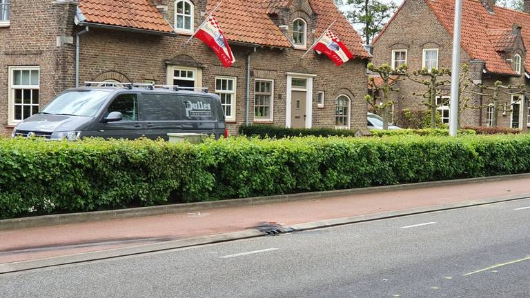 Een remspoor en vlaggen zijn stille getuigen van het ongeluk (Foto: Dirk Verhoeven)