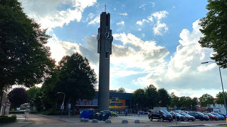 De kerktoren in Veldhoven (foto: Job Willemse). 