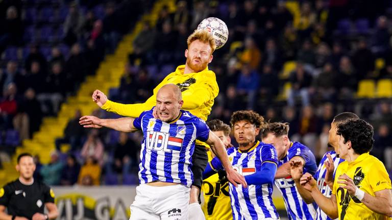 Luchtduel tussen Jort van der Sande (NAC) en Evan Rottier (FC Eindhoven)