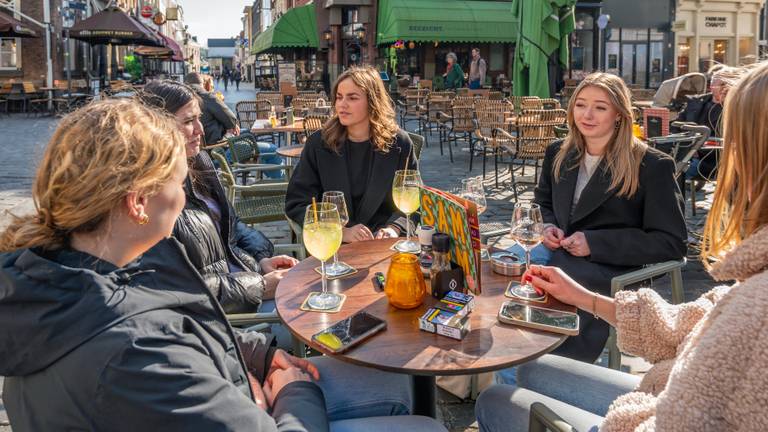 Genieten van het lentezonnetje op het terras in Breda (ANP / Hollandse Hoogte / Ruud Morijn).