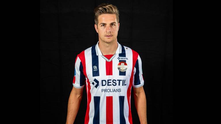 Jordens Peters in het nieuwe thuisshirt van Willem II (foto: Willem II/Jules van Iperen)