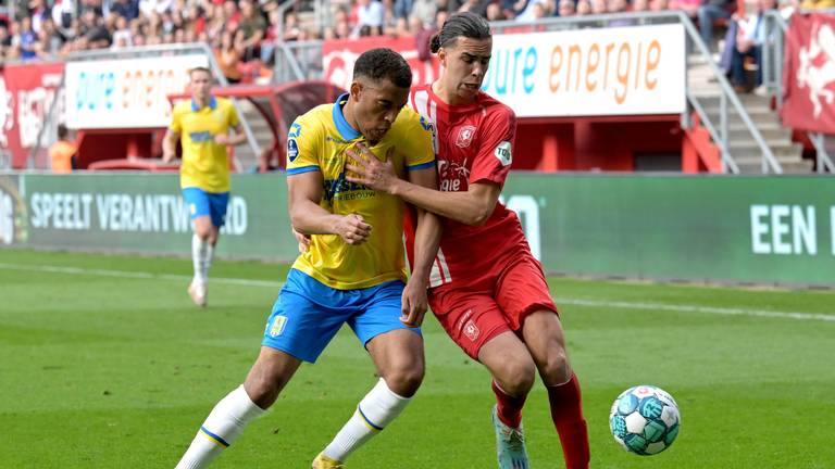 Jurien Gaari en Ramiz Zerrouki tijdens de wedstrijd tussen FC Twente en RKC Waalwijk (foto: ANP).