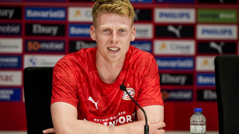De nieuwe aanvoerder van PSV tijdens de persconferentie na afloop van de oefenwedstrijd tegen Athletic Club Bilbao (foto: ANP / Tobias Kleuver).