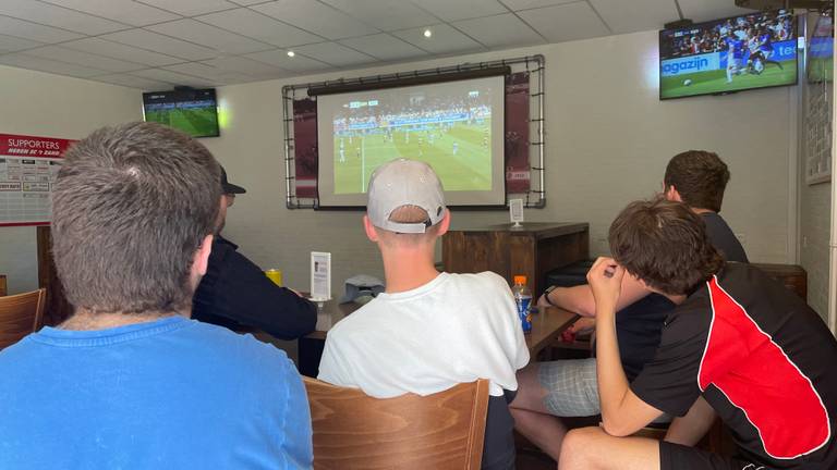 Klamme handjes en nagelbijten, spanning loopt op bij Willem II-supporters 