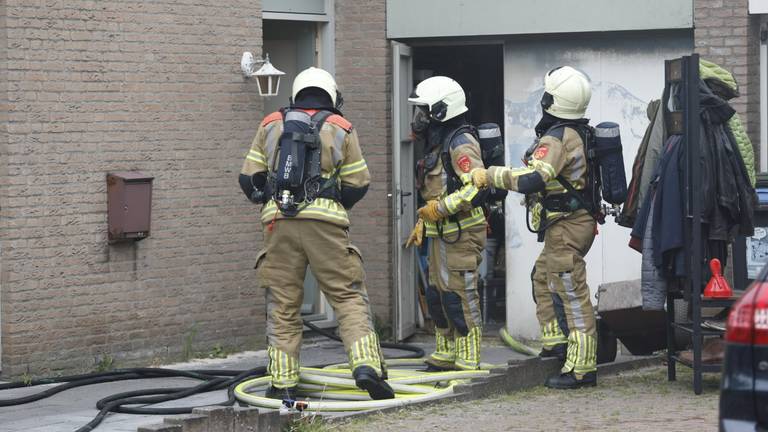 De brandweer bij het huis aan de Hagedisberg in Roosendaal (foto: Christian Traets/SQ Vision).