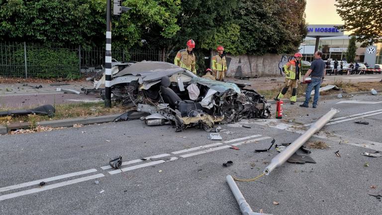 Zwaargewonden bij ernstig auto-ongeluk in Tilburg, ravage is enorm