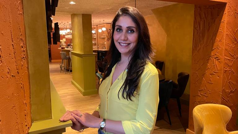 Rabia Alizadah in de Tilburgse vestiging van Sarban, het restaurant waar de opmars begon (foto: Tom van den Oetelaar)